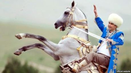Gurbanguly er selv en erfaren rytter og har skrevet bok om turmenske hester.